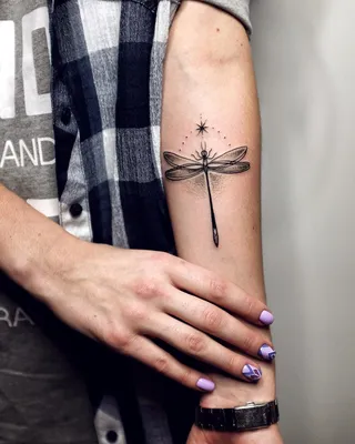 Татуировка стрекозы на руке: красивое изображение на фоне города