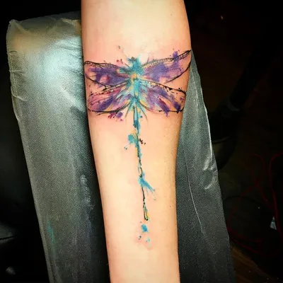 Фото татуировки стрекозы на руке: изображение с эффектом ночного освещения
