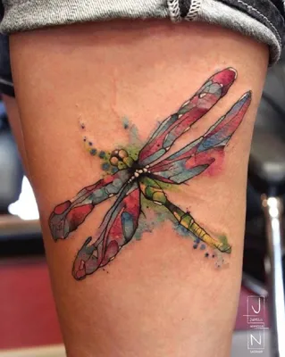 Татуировка стрекозы на руке: красивое изображение на фоне зимнего леса