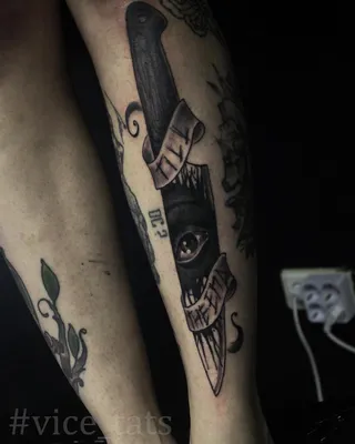 Татуировка стрекозы на руке: фотография в стиле ретро