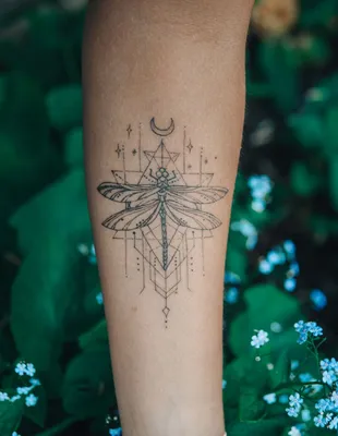 Картинка татуировки стрекозы на руке: изображение для социальных сетей
