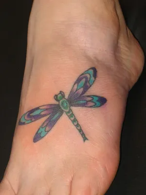 Фото татуировки стрекозы на руке с прозрачным фоном 