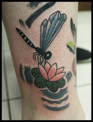 Татуировка стрекозы на руке: фото в черно-белом стиле