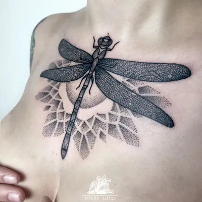 Татуировка стрекозы на руке: фото с яркими цветами 