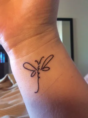 Татуировка стрекозы на руке: красивое изображение с плавными линиями 