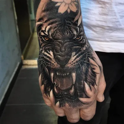 Фотография тату тигра на руке: детальный кадр