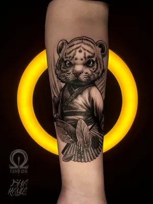 Изображение тату тигра на руке в аниме стиле
