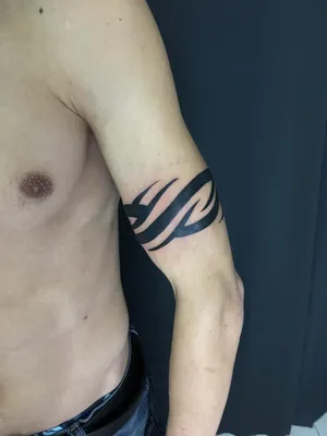 Фотография татуировки трайбл на руке для использования в рекламе