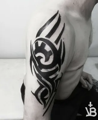 Фотография татуировки трайбл на руке для использования в качестве обоев