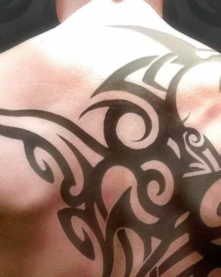 Изображение татуировки трайбл на руке для использования в рекламной кампании
