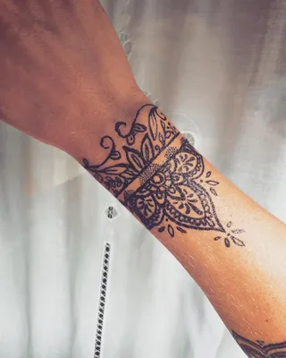 Фотография татуировки в виде браслета на руке: скачивание в PNG формате