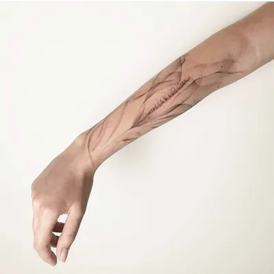 Татуировка на руке: оригинальный дизайн на фото