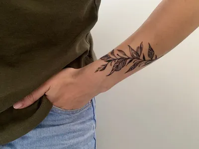 Красивое татуированное запястье на фотографии