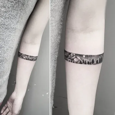 Черно-белое фото татуировки на запястье
