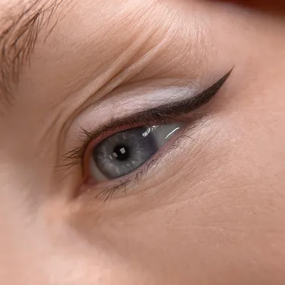 Посмотрите, как татуаж стрелки делает глаза более выразительными
