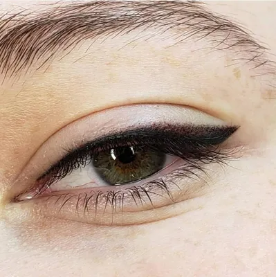 Изображение Татуажа глаз тени в формате JPG
