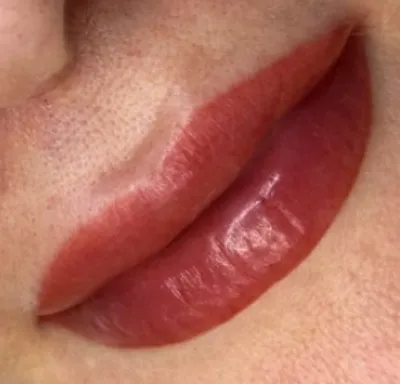 Фотография татуажа губ с 3д эффектом на белом фоне