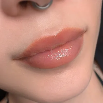 Прекрасный татуаж губ без контура в формате JPG