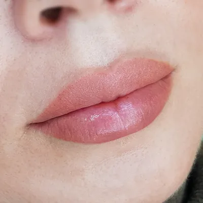 Фотография бежевого татуажа губ