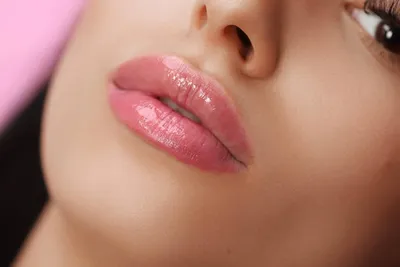 Фотография татуажа губ для брюнеток с ярким цветом