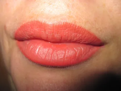 Татуаж губ коралловый цвет фотографии