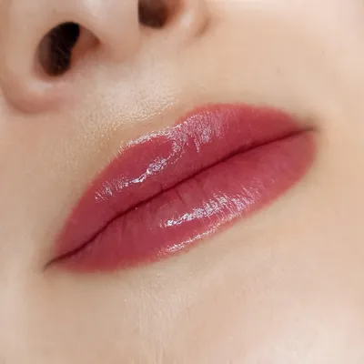 Фотография татуажа губ, который выглядит естественно и привлекательно