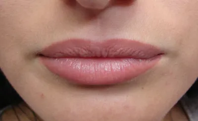 Фото татуажа губ, который смотрится естественно и безупречно