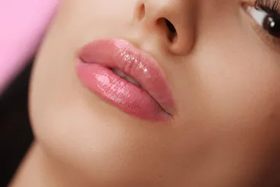 Татуаж губ, который выглядит естественно на фото
