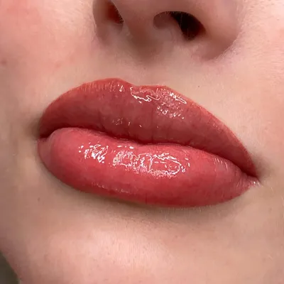 Фотография с примером натурального татуажа губ в формате PNG