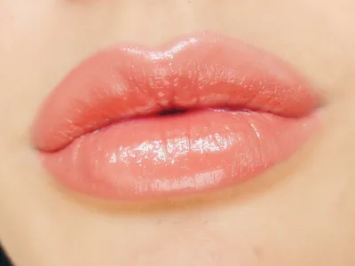 Татуаж губ персиковый цвет в высоком разрешении