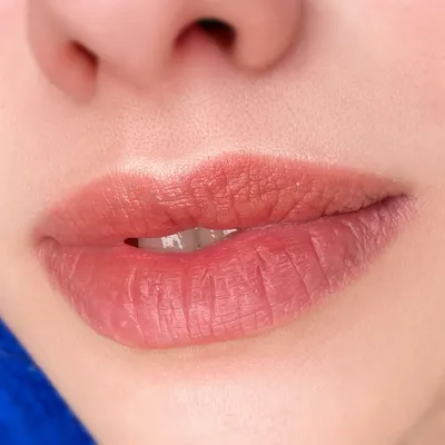 Фотография Татуаж губ персиковый цвет для каталогов
