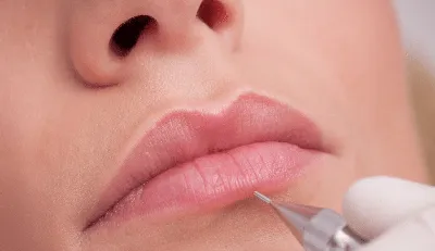 Татуаж губ персикового цвета на красивом фото