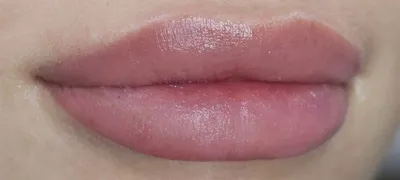Фото Татуаж губ персиковый цвет для использования в рекламе