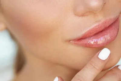 Татуаж губ персикового цвета на красивой фотографии