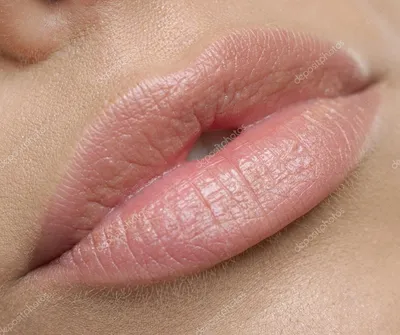 Фотография татуажа губ розового цвета в стиле гламур