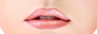 Фотография розового татуажа губ в стиле гламур