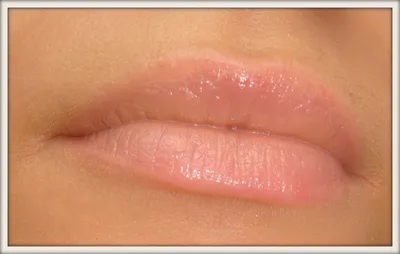 Розовый татуаж губ: качественное изображение