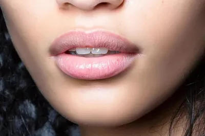 Фото татуажа губ светлый кайал с натуральным оттенком