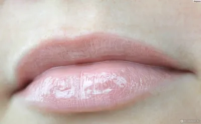 Фото татуажа губ светлый кайал в сочетании с глянцевой помадой