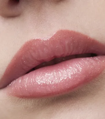 Фотография татуажа губ в стиле карамельного цвета