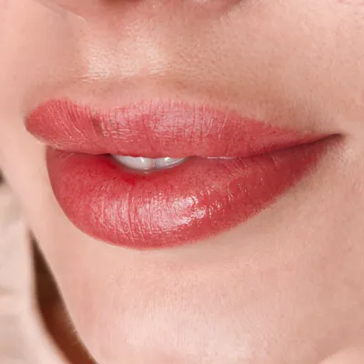 Изображение татуажа губ в теплом карамельном оттенке
