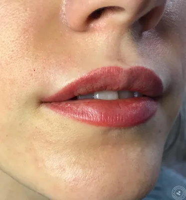 Татуаж на тонкие губы: изображение с насыщенным цветом