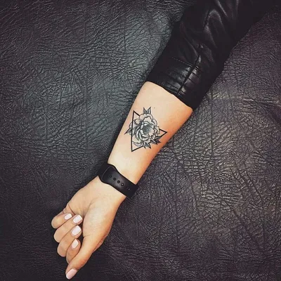 Татуировки на руке для девушек с цветами