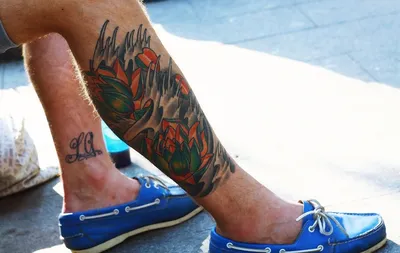 Татуировки на руке мужчин: фото в черно-белом стиле