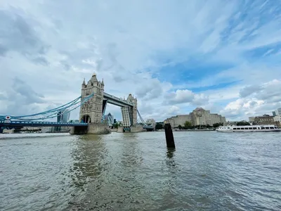 Таинственный мост. Тауэрский мост🌉 ⠀ Где же находится Тауэрский мост? ⠀ Он  является символом одного города. Подсказка, возвышает… | Интересные факты,  Лондон, Город