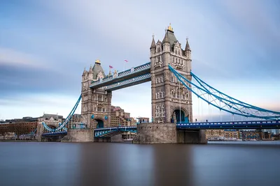 Тауэрский Мост В Лондоне Вечером Облачно Днем — стоковые фотографии и  другие картинки Central London - Central London, Англия, Архитектура -  iStock