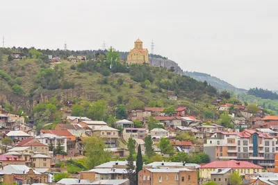 Панорамный Вид Тбилиси, Грузия. Тбилиси Является Столицей И Крупнейшим  Городом Геогией С Населением В 1,5 Млн Человек Фотография, картинки,  изображения и сток-фотография без роялти. Image 91900842