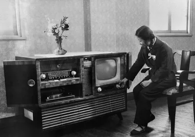 Движение вниз Россия тратит миллиарды из бюджета на поддержку телевидения.  Кому и зачем это нужно?: ТВ и радио: Интернет и СМИ: Lenta.ru