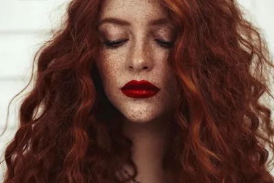 женский темно-рыжий парик с челкой, длинный волнистый натуральный  термостойкий синтетический парик - купить по низкой цене в  интернет-магазине OZON (890023973)