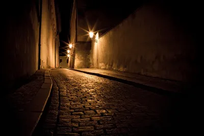 ночная, ночные пустынные улицы, ночь, темное изображение, тёмный переулок с  фонарём, Свадьба в Чехии